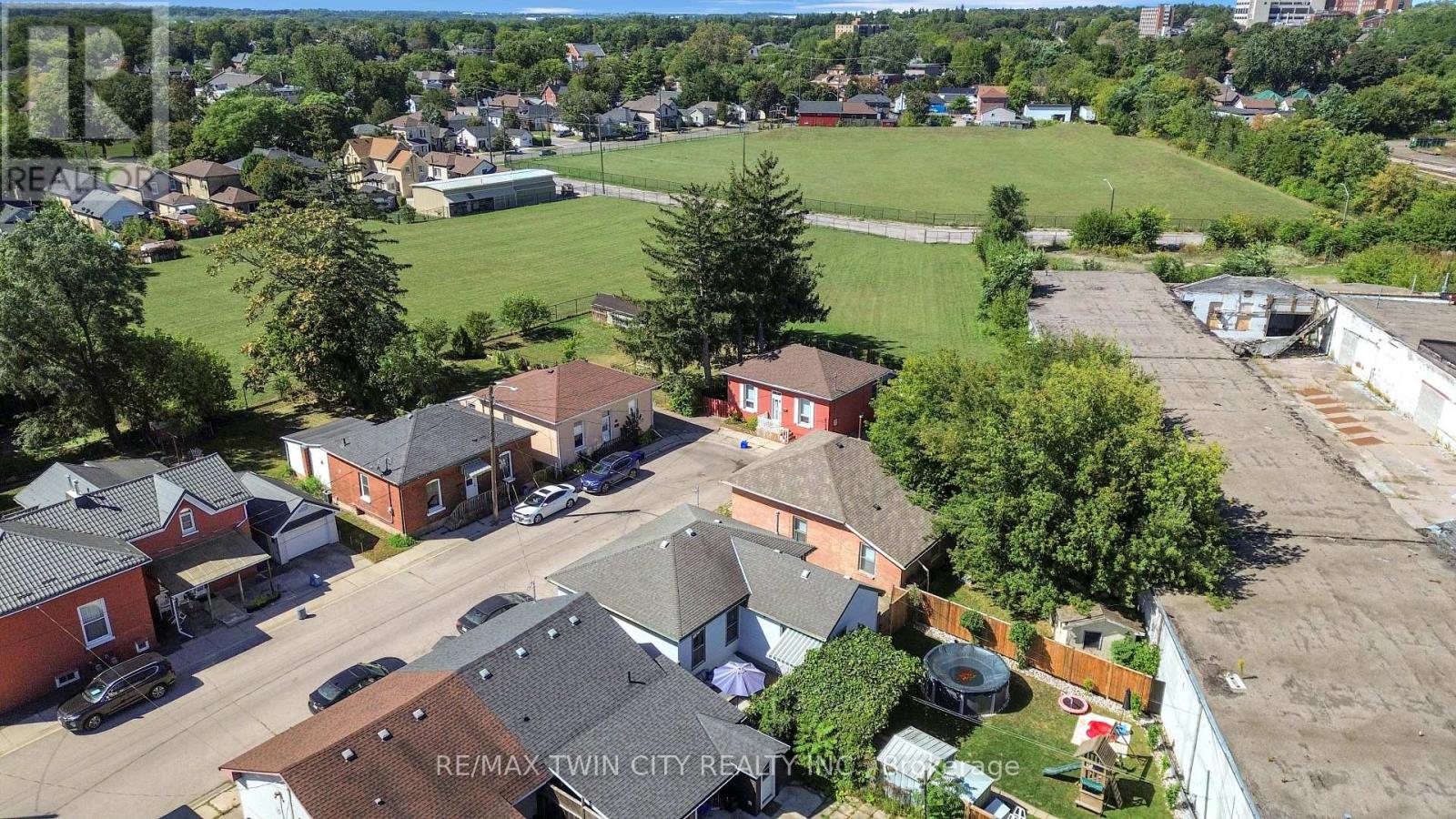 7 HALLS AVENUE - 36
