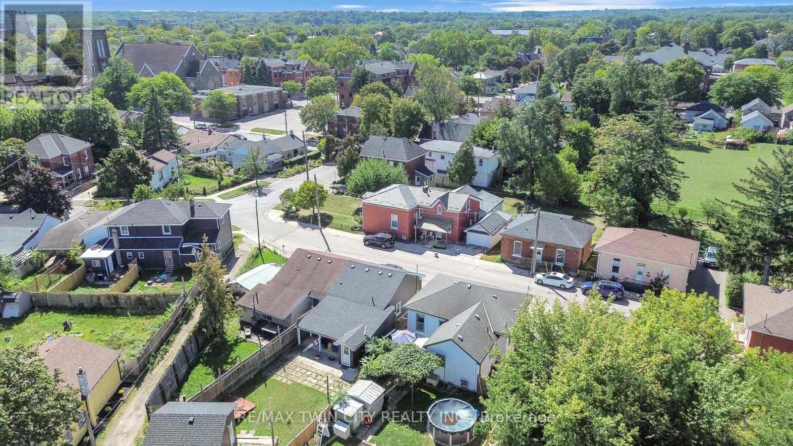 7 HALLS AVENUE - 37