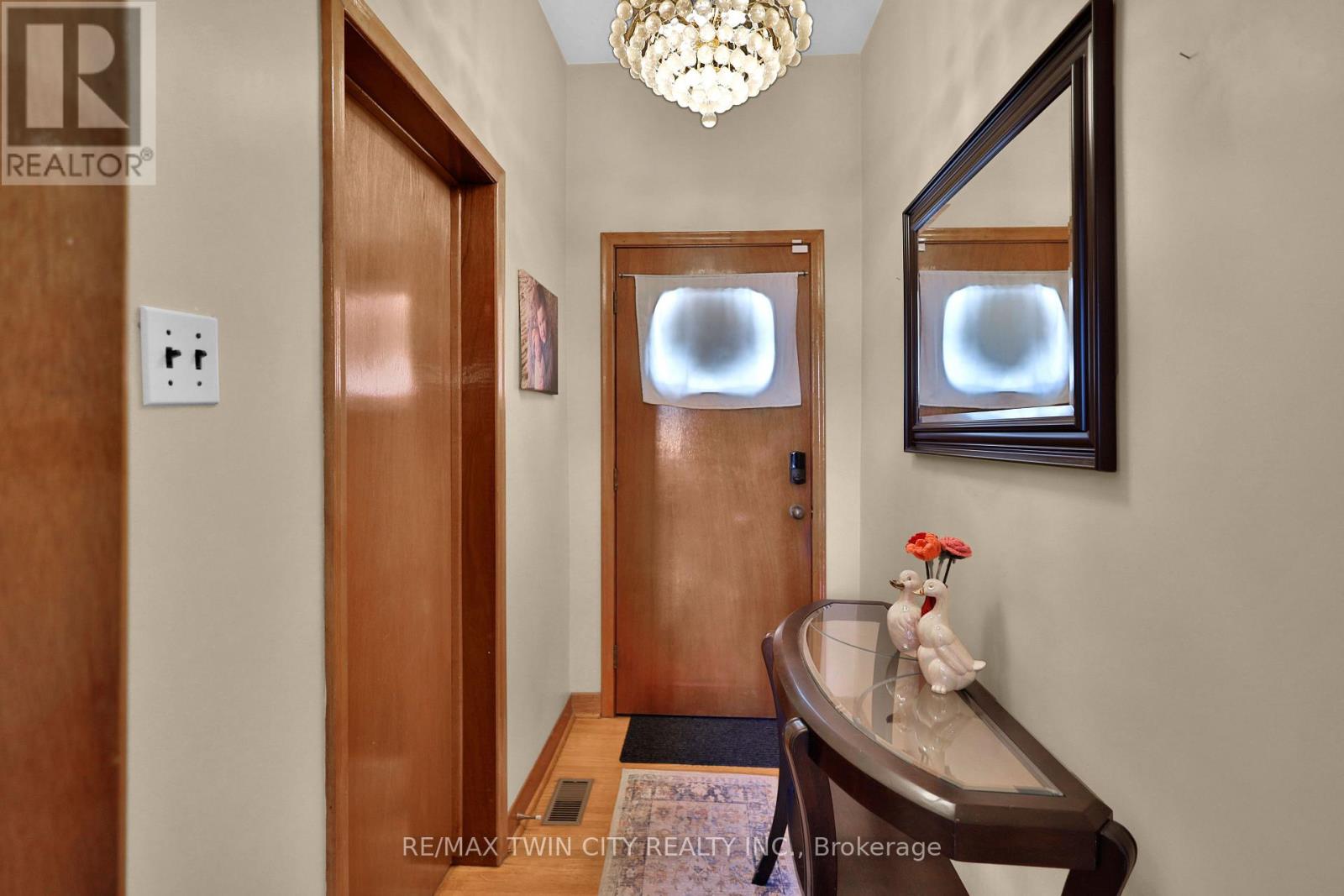 7 HALLS AVENUE, Brantford — photo 5