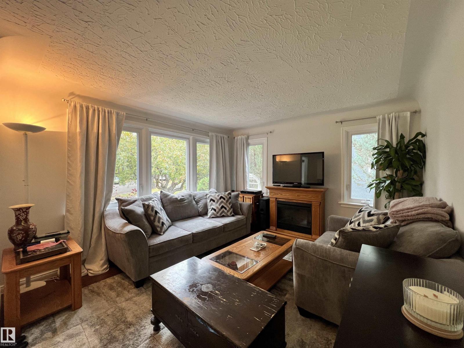 11908 131 ST NW - 9