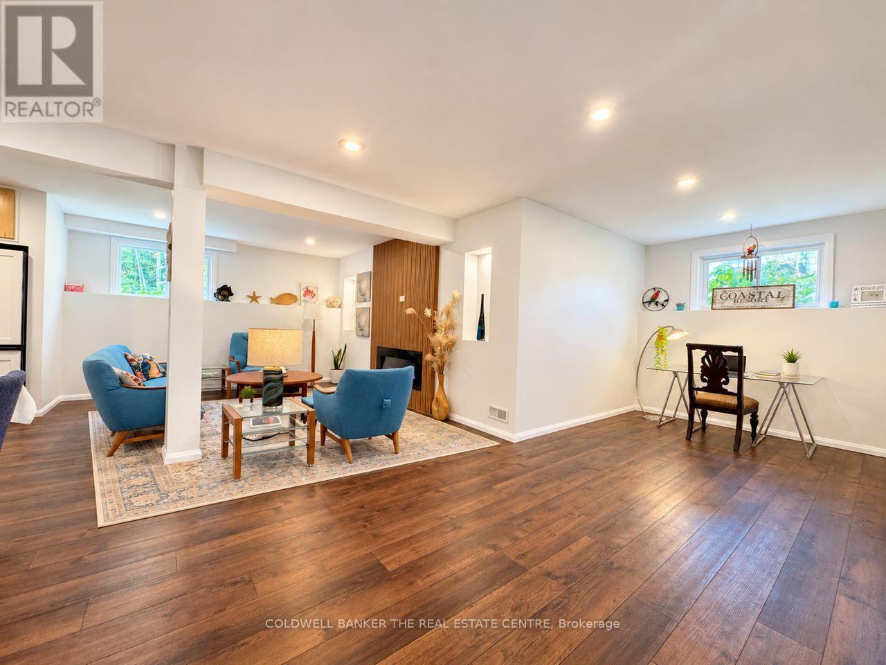 44 IRIS DRIVE - 27