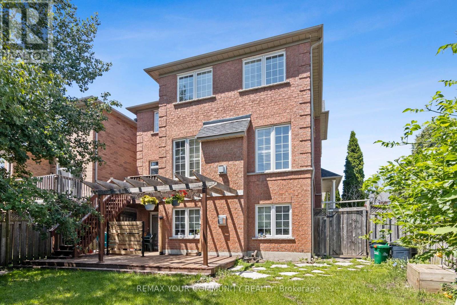 MAIN AND SECOND FLOOR - 39 LARK CRESCENT, Richmond Hill (Devonsleigh)