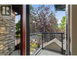 2pc Bathroom - 2526 3 Avenue Nw, Calgary, AB T2N0L3 Photo 18