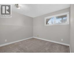 112 Beaconsfield Rise Nw, Calgary, AB T3K1X4 Photo 28