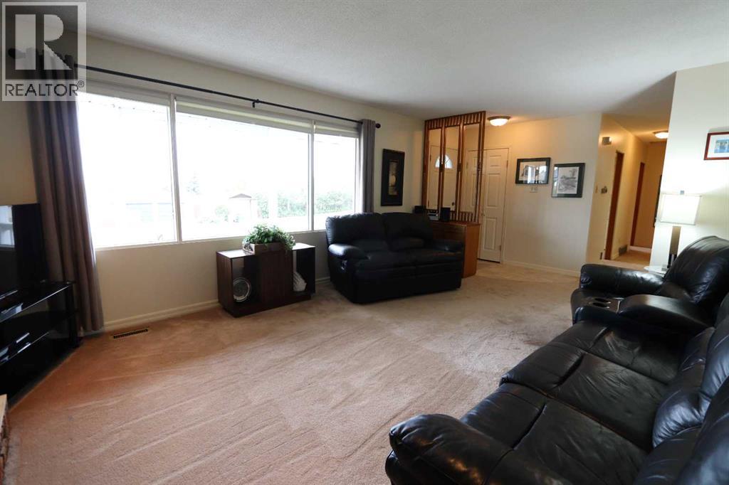 Listing photo – 5007 42 Street, Ponoka