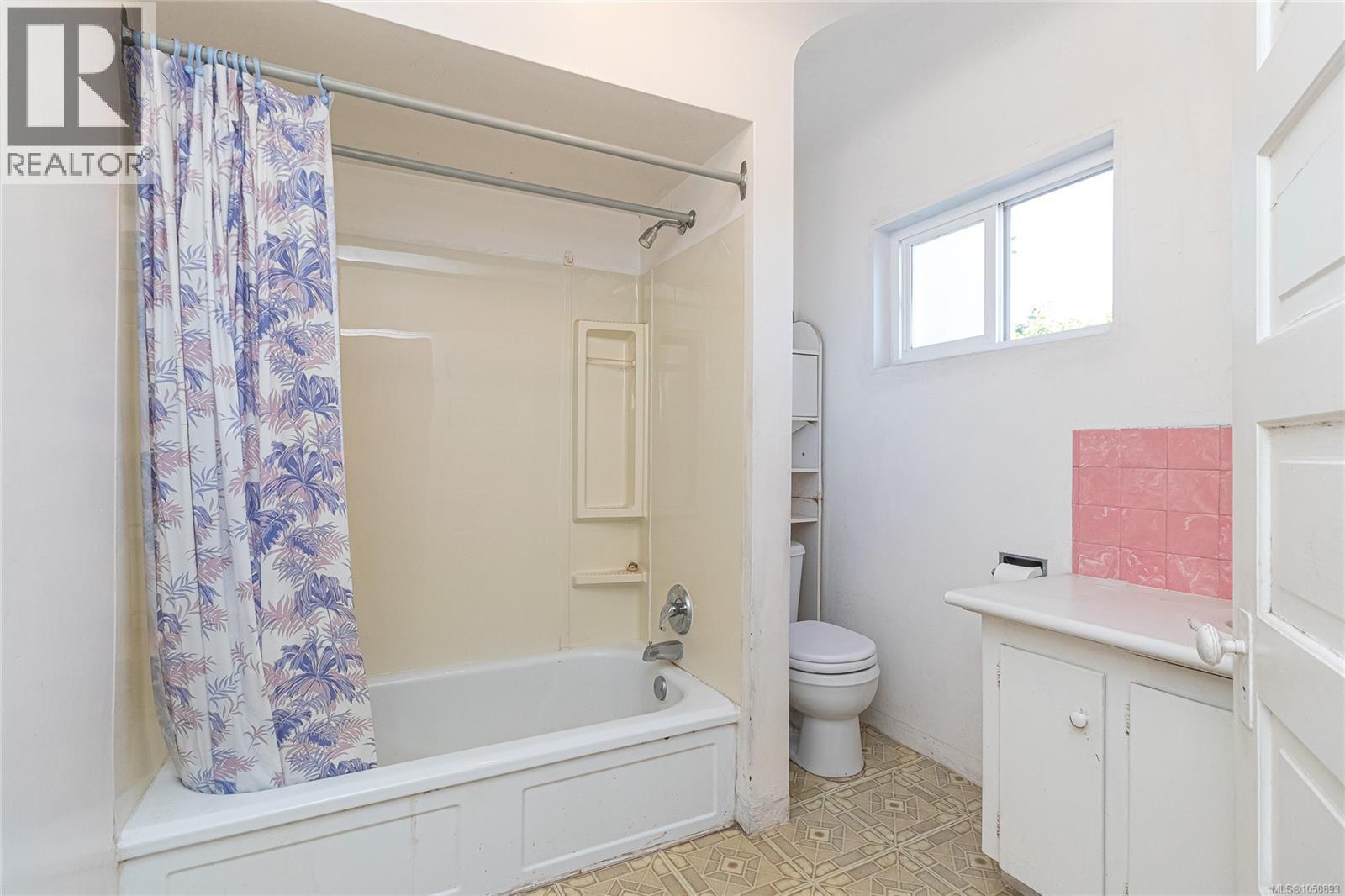  2531 Fernwood Road, Victoria
