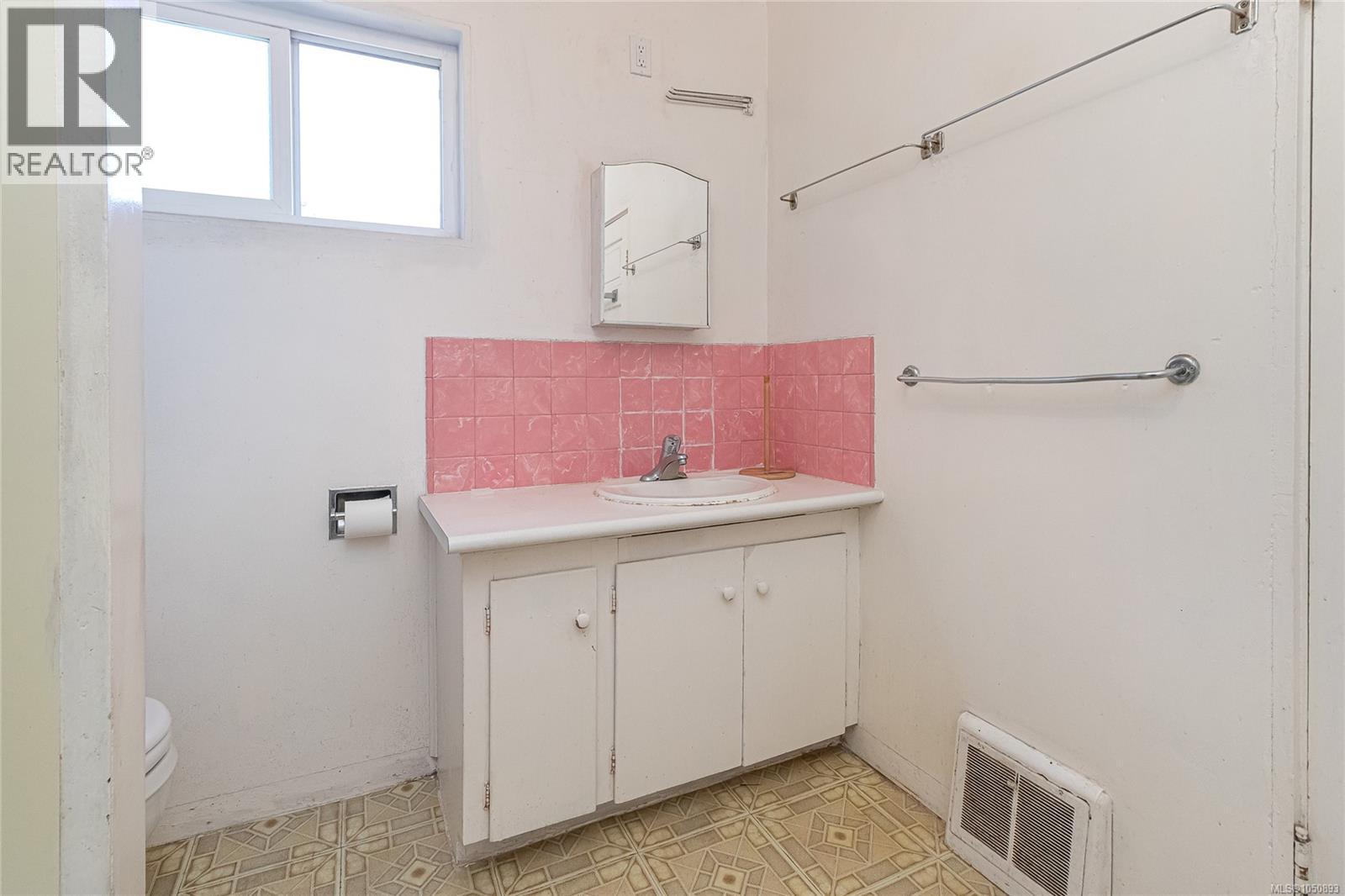  2531 Fernwood Road, Victoria
