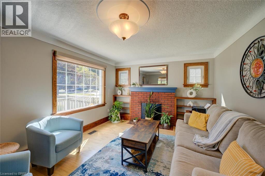 15 LYNDSAY Street, Brantford — photo 5