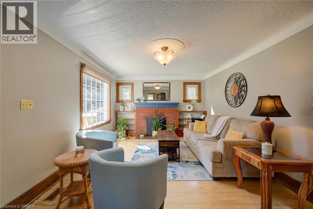 15 LYNDSAY Street, Brantford — photo 4