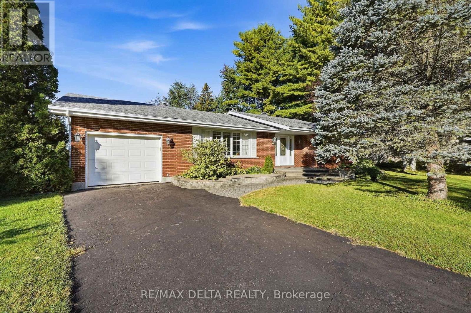 77 FRONT ROAD W, Champlain