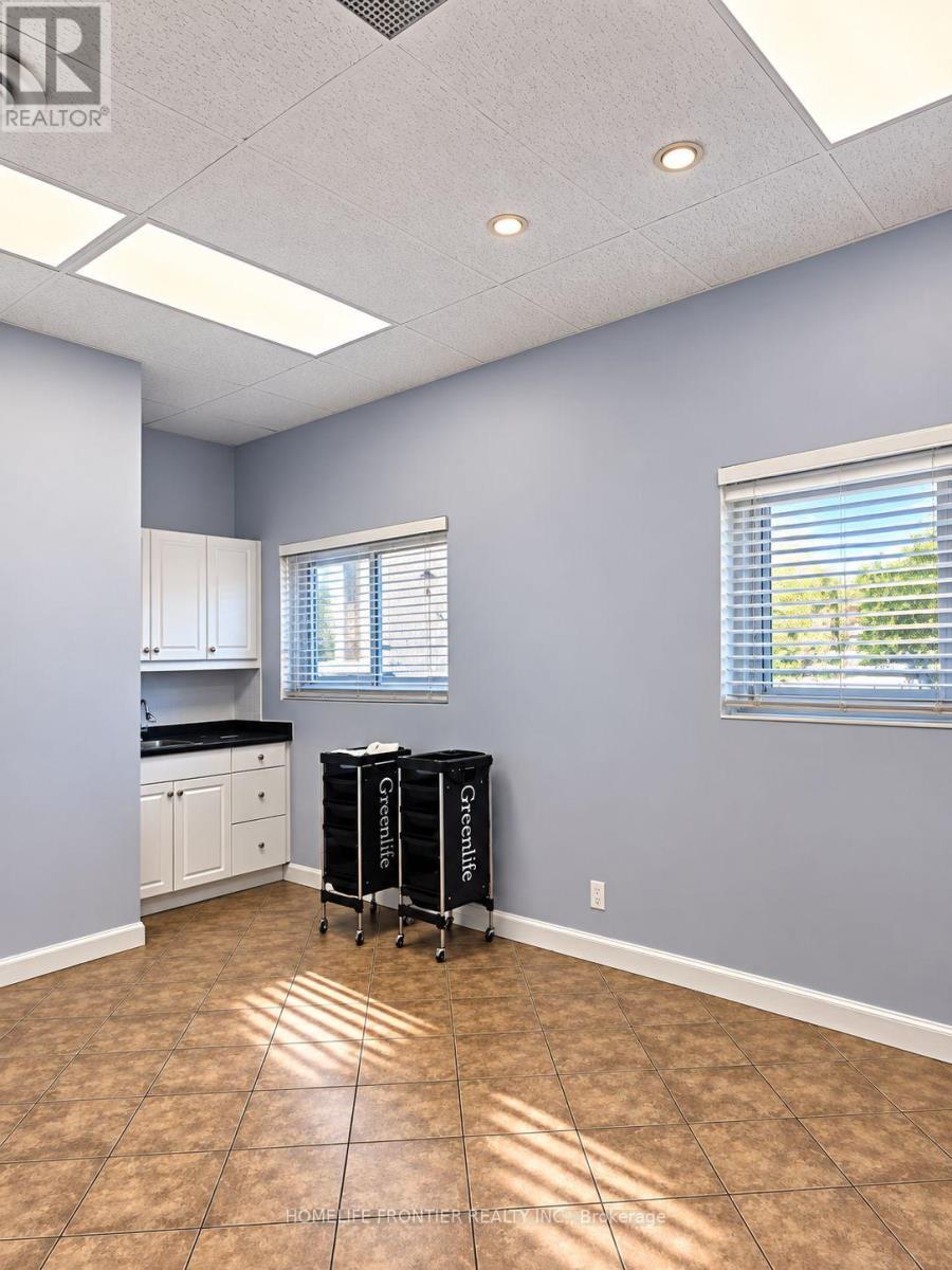 1 - 10077 YONGE STREET, Richmond Hill (Crosby) — photo 2