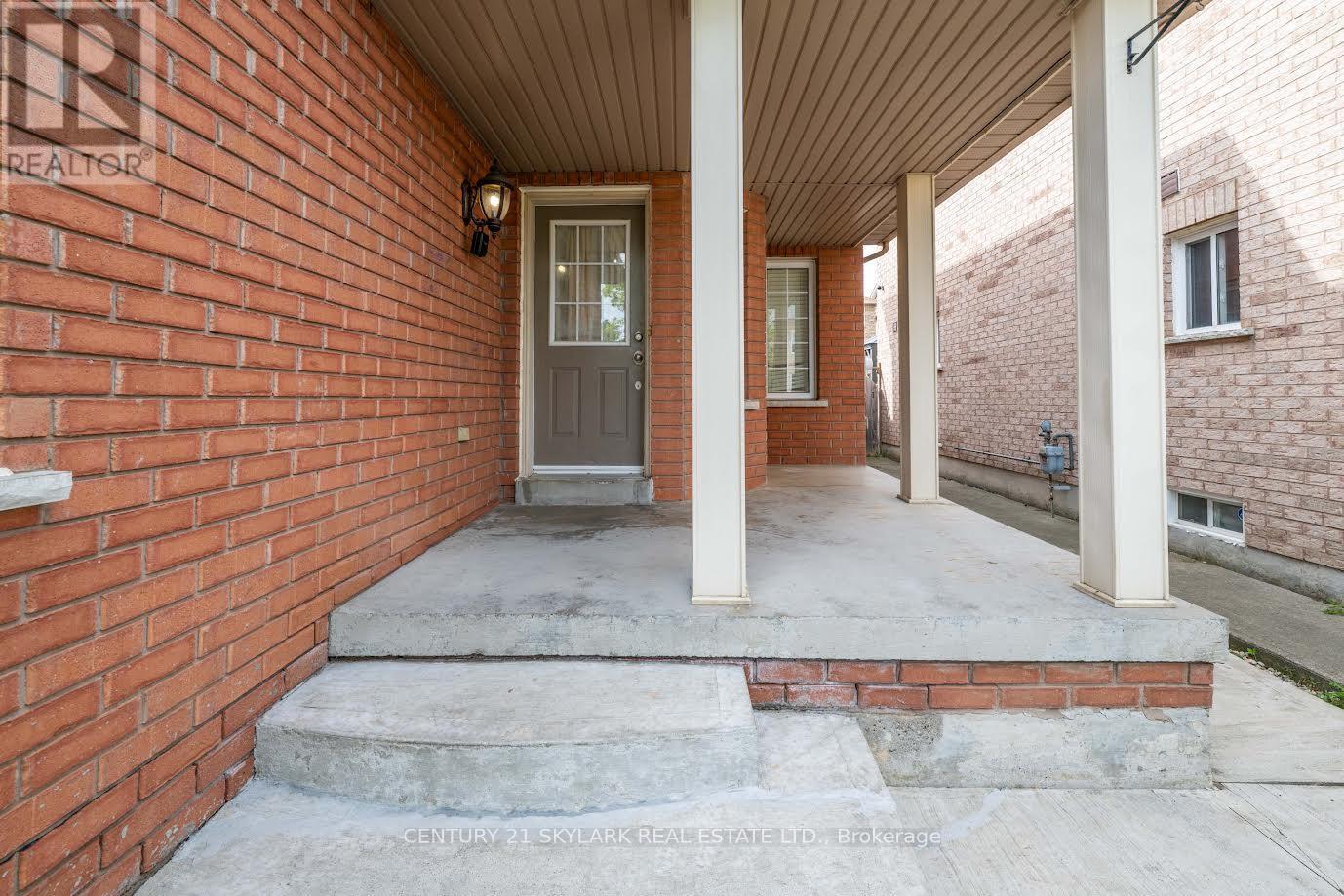 44 FALLSTAR CRESCENT, Brampton (Fletcher's Meadow) — photo 2