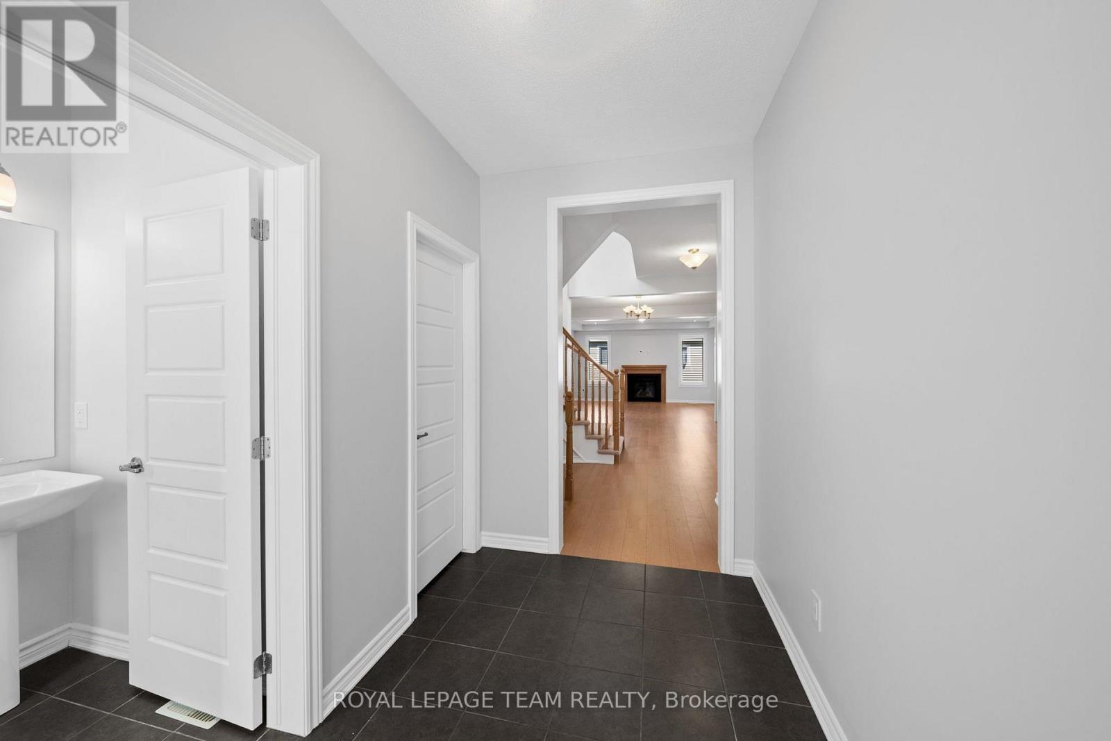 32 ESCALLONIA COURT, Ottawa — photo 3