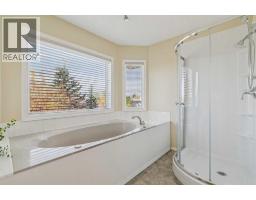 4pc Bathroom - 912 Woodbine Boulevard Sw, Calgary, AB T2W5Y7 Photo 20