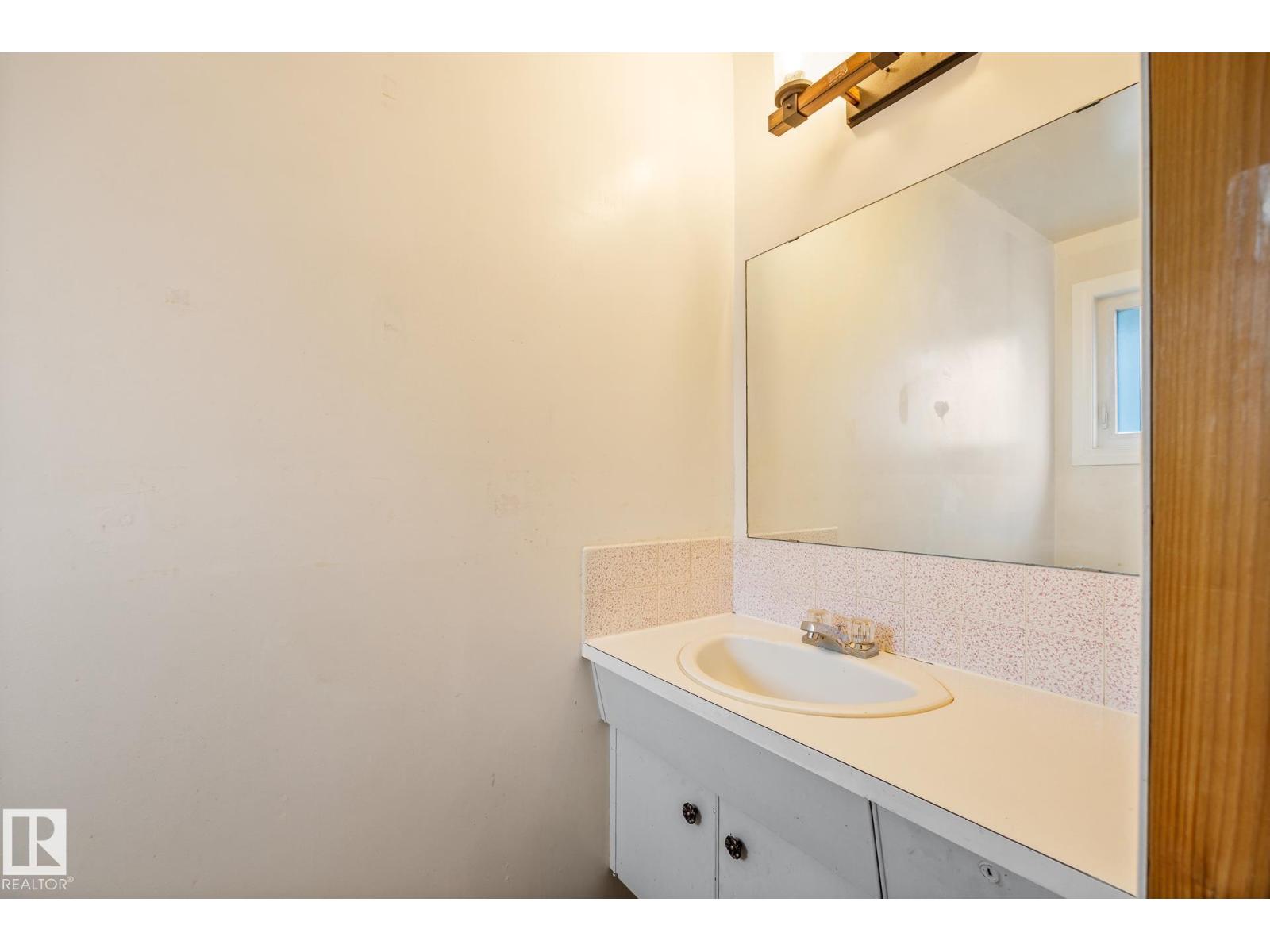 52 BELLEVILLE AV NW - 25