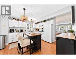 4pc Bathroom - 355 Regal Park Ne, Calgary, AB T2E0S6 Photo 8