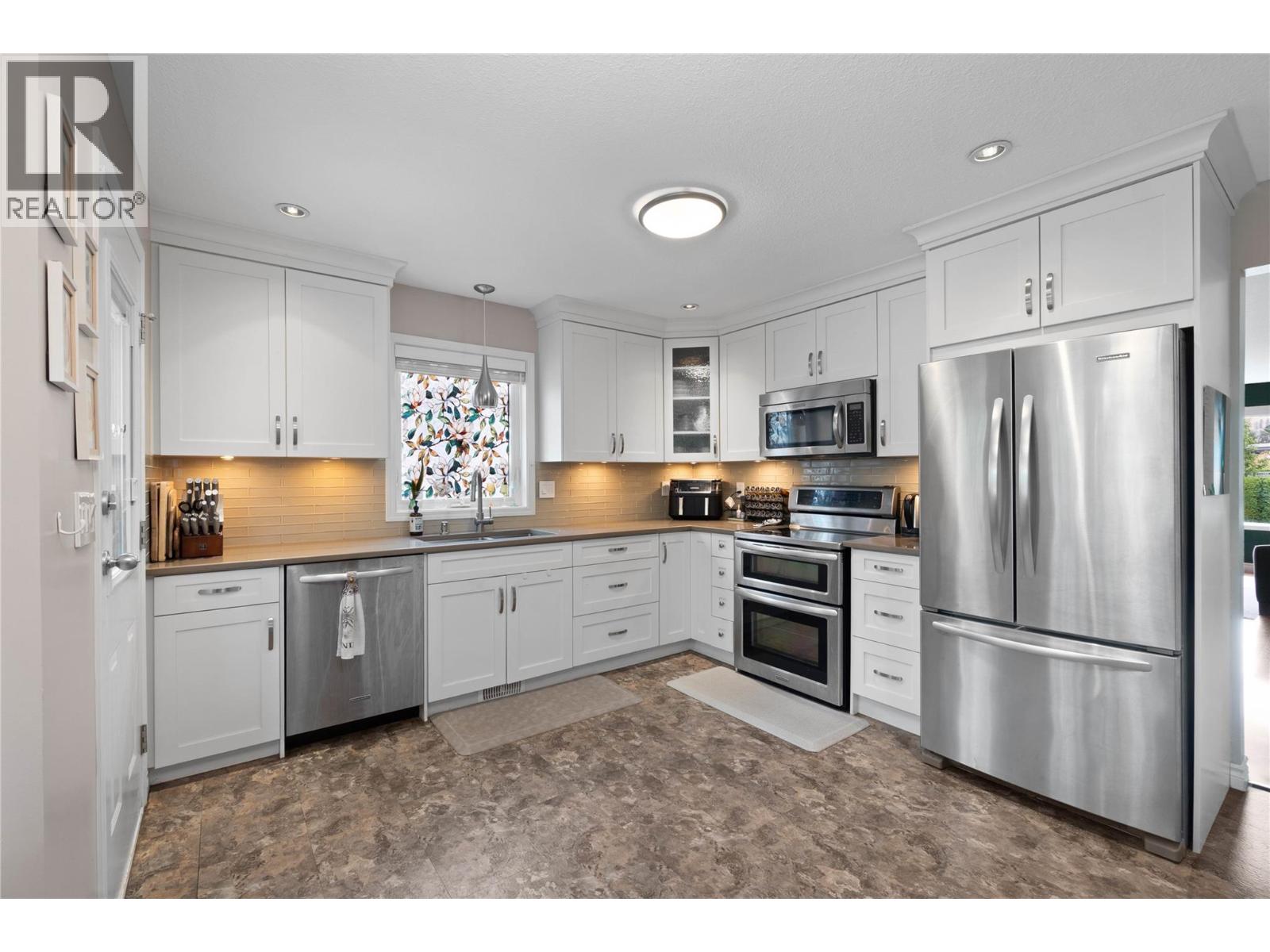 472 MALAHAT Place - 7