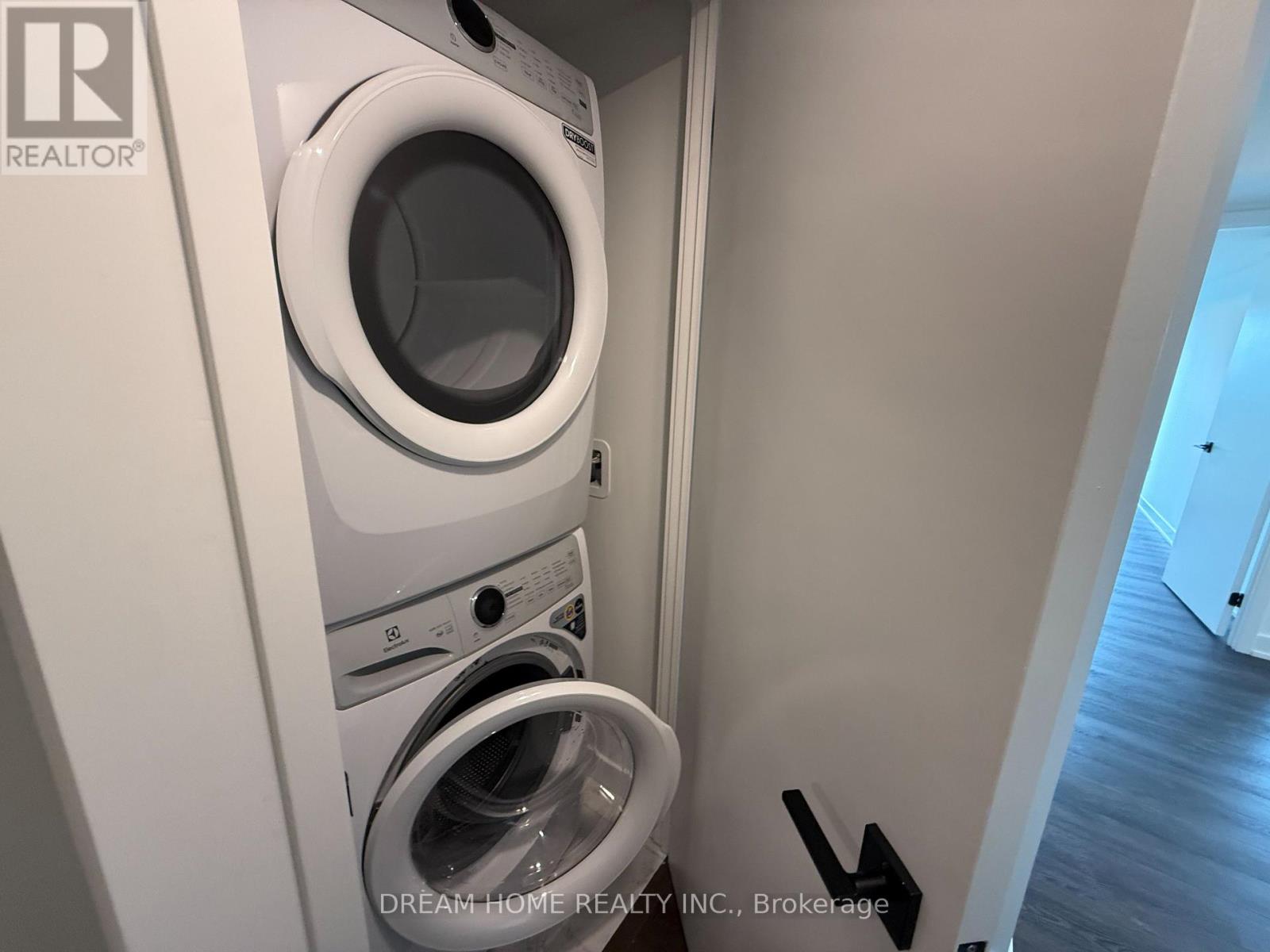 609 Sherbourne Street — photo 15
