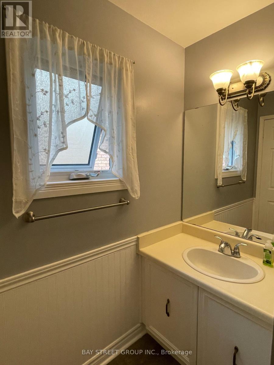27 Lindsay Court, Barrie photo 13