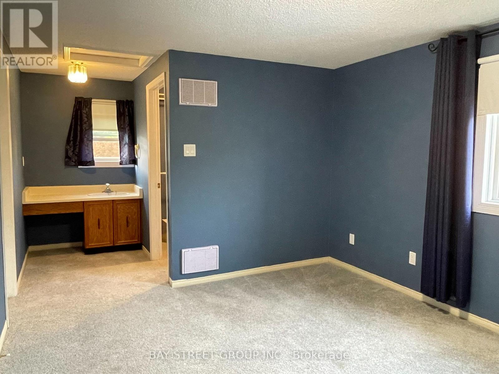 27 Lindsay Court, Barrie photo 15