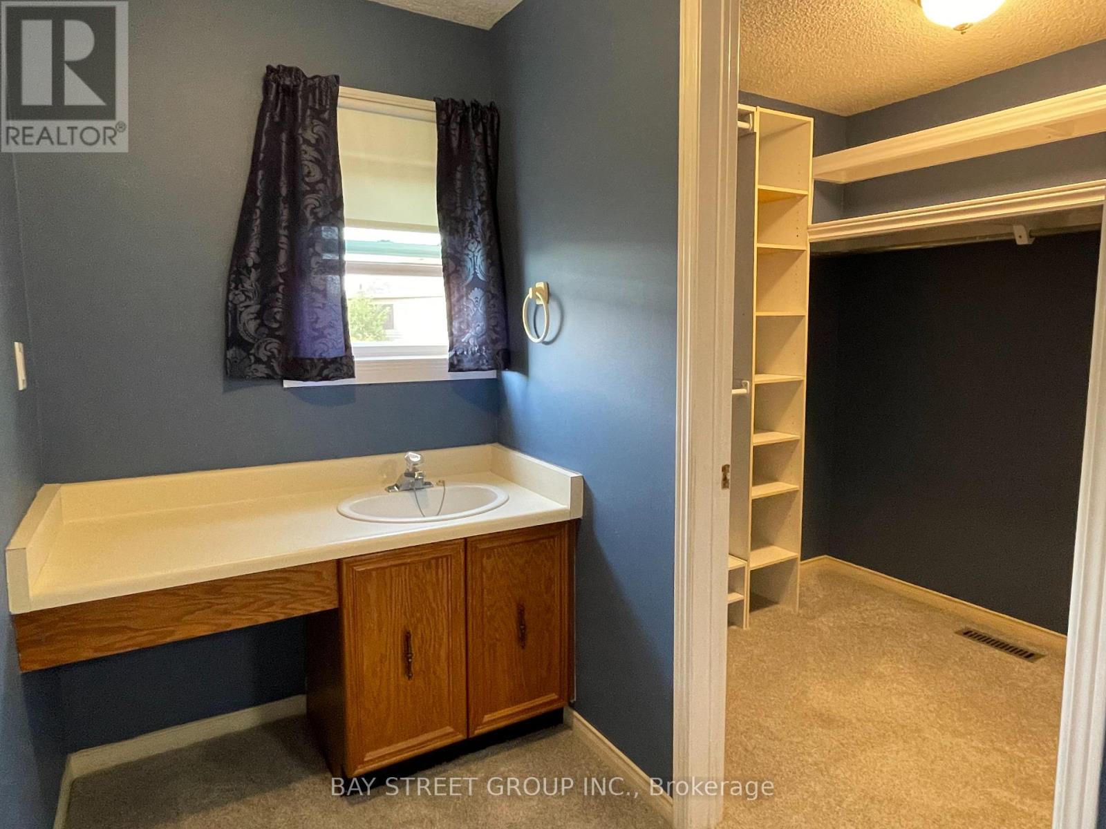 27 Lindsay Court, Barrie photo 16