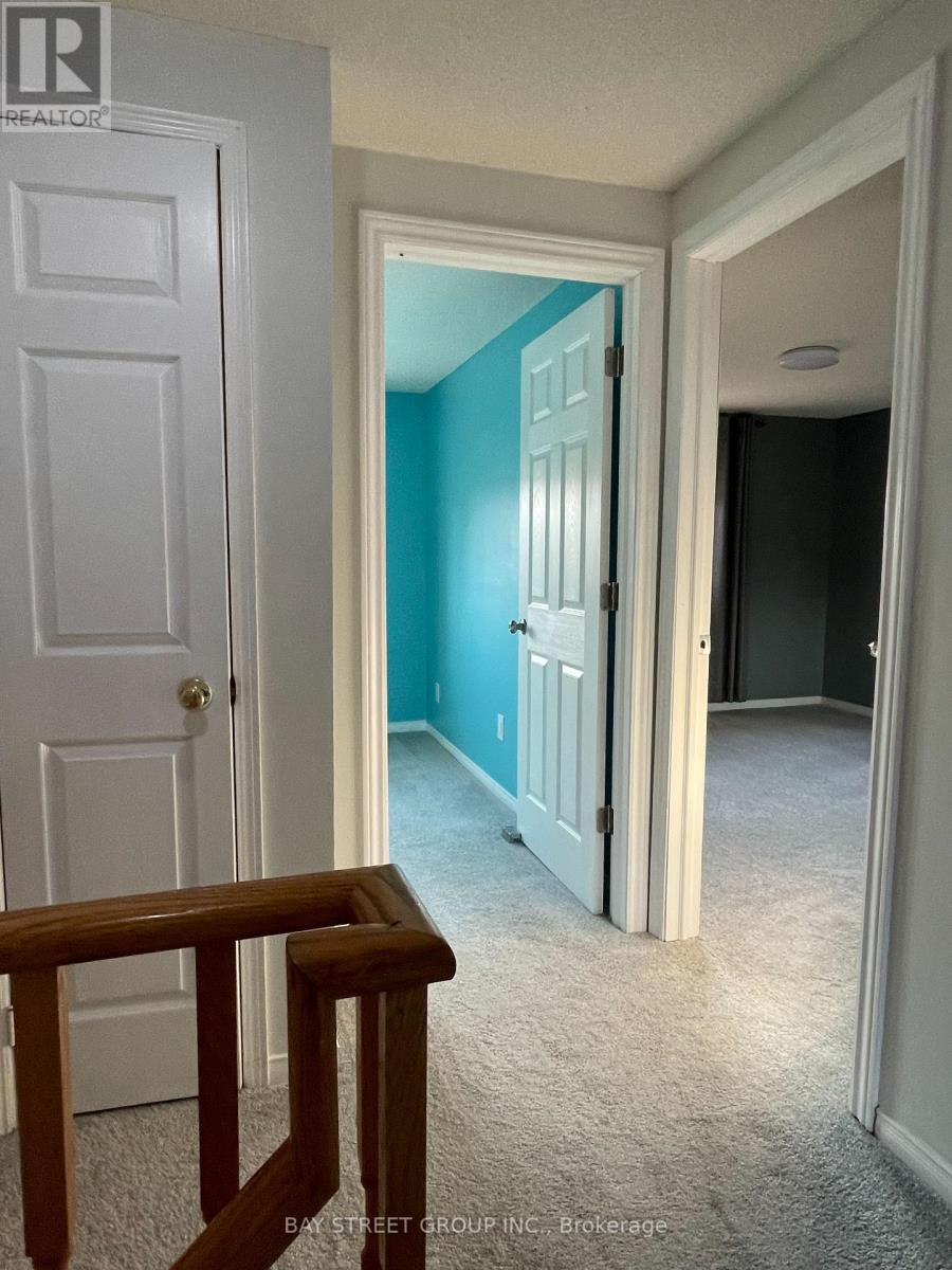 27 Lindsay Court, Barrie photo 18