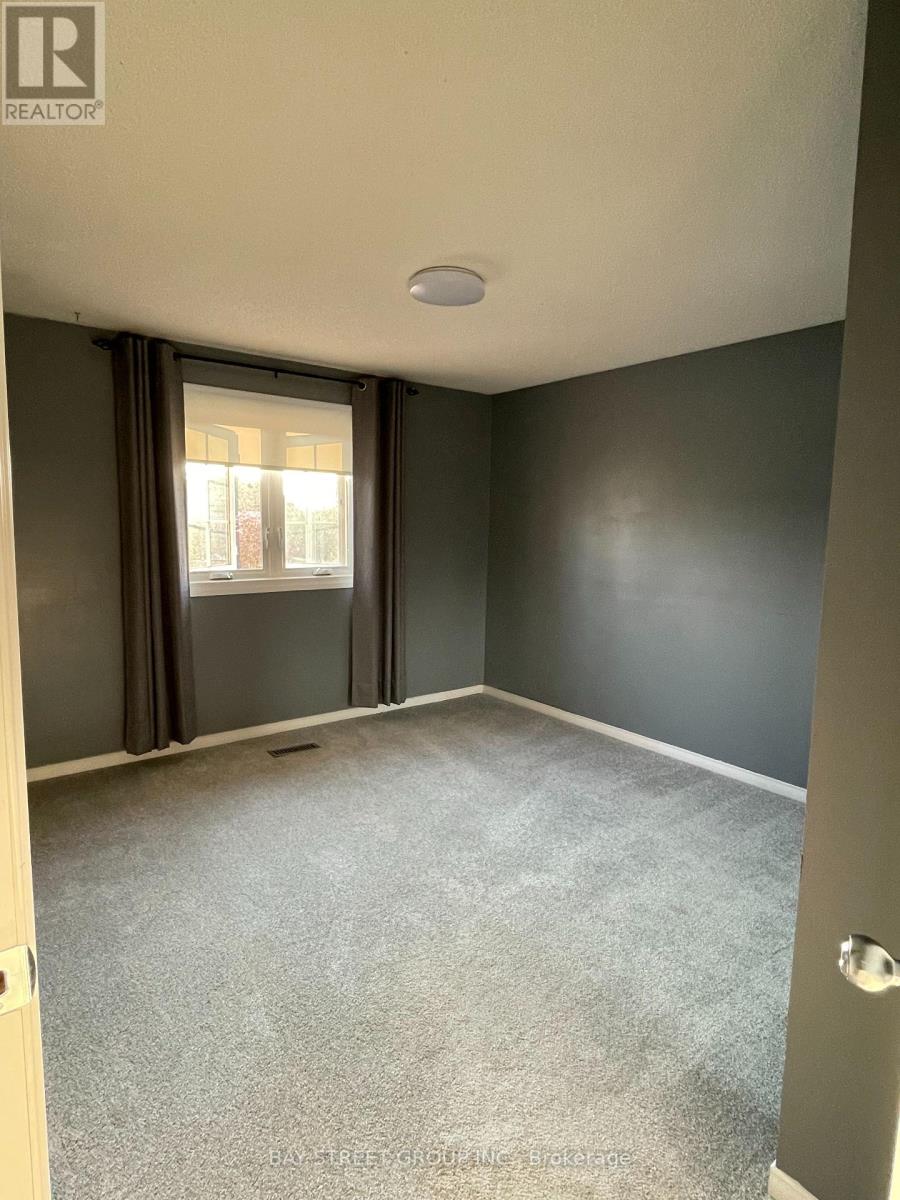27 Lindsay Court, Barrie photo 19