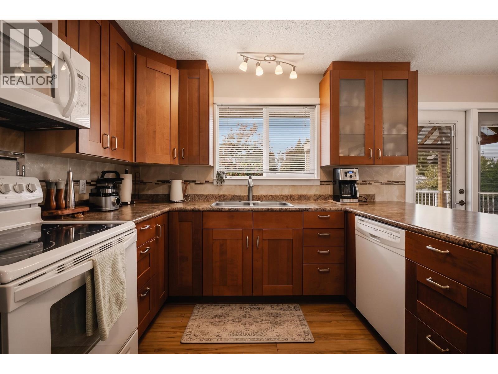 1025 PIGEON AVENUE - Image 9