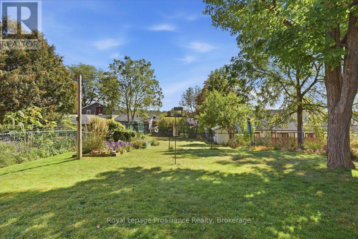 224 DUNDAS STREET W - Image 33