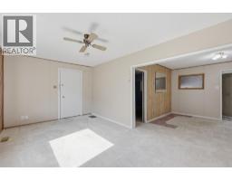 Bedroom - 3987 Yellowhead Highway, Kamloops, BC V2H1K6 Photo 6