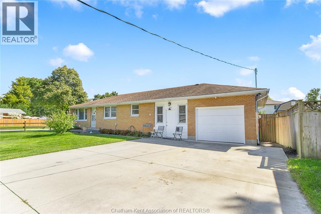 410 MCNAUGHTON AVENUE East, Chatham — photo 3