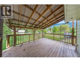 Full bathroom - 2018 Tarrys Road, Castlegar, BC V1N4N1 Photo 11