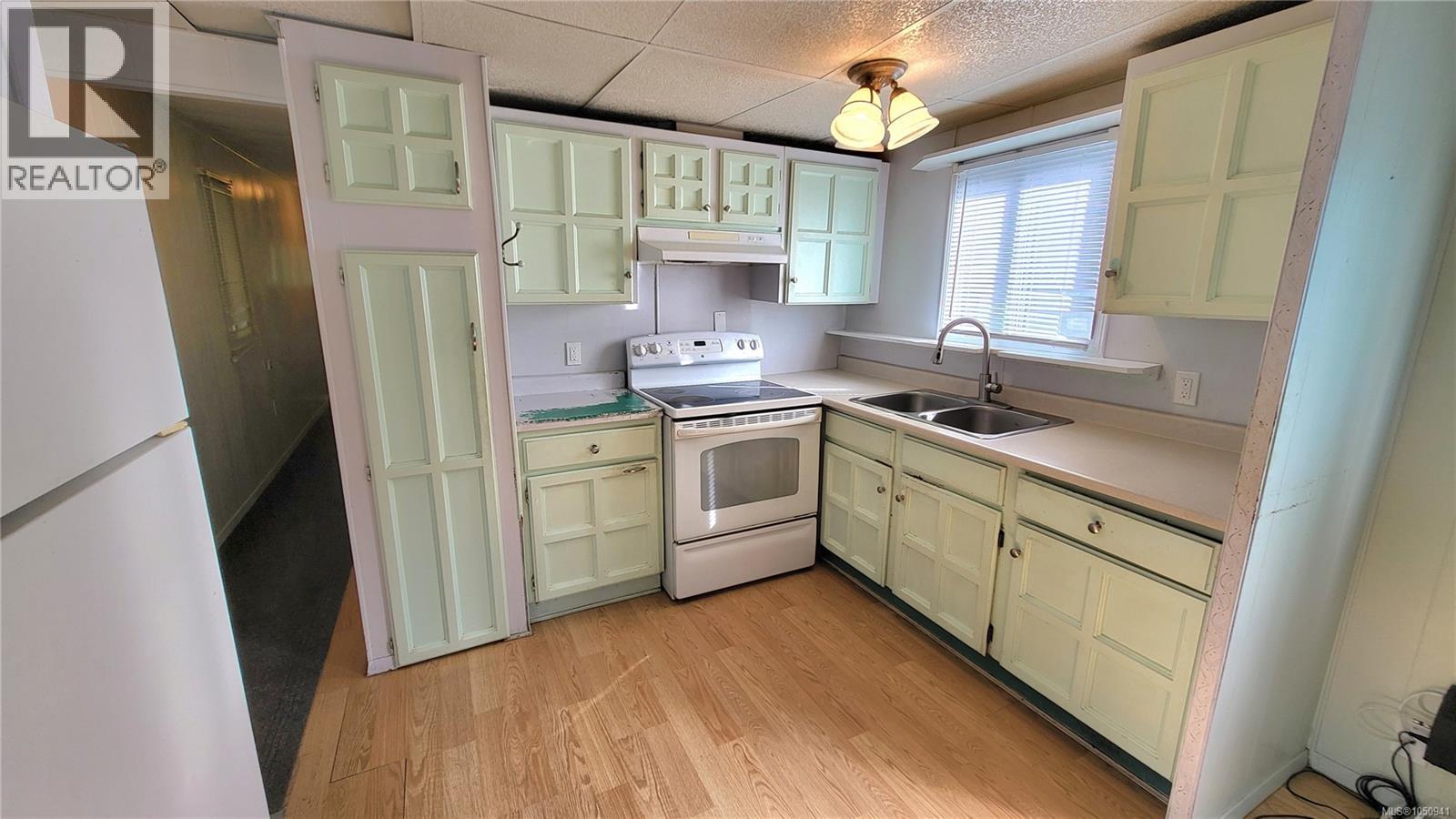 #12 1655 Alberni Hwy - 13