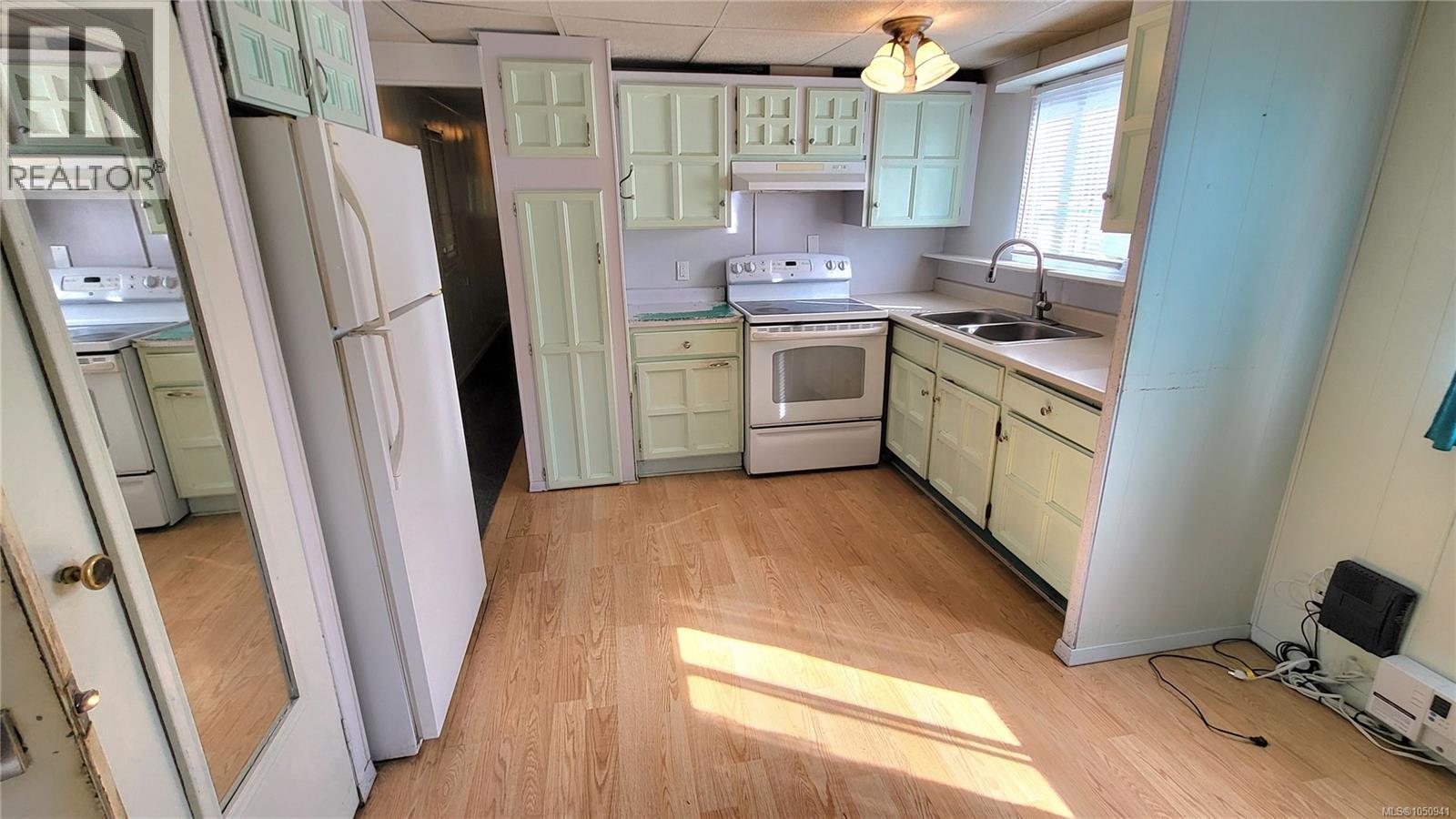 #12 1655 Alberni Hwy - 12