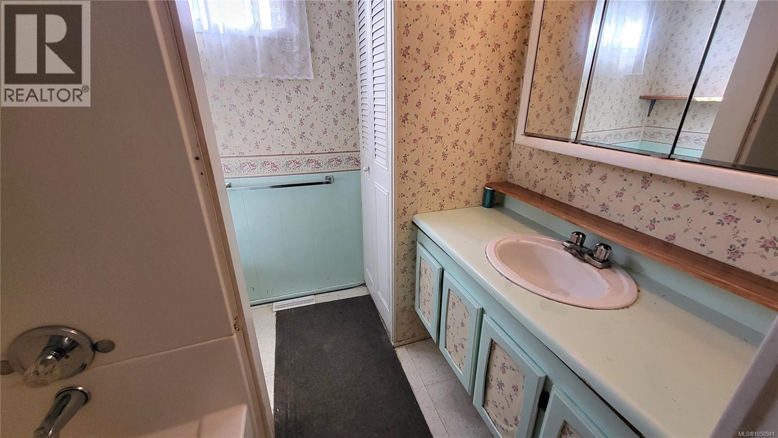 #12 1655 Alberni Hwy - 19