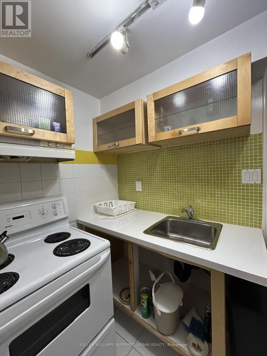 63 HILTON AVENUE, Toronto (Casa Loma)