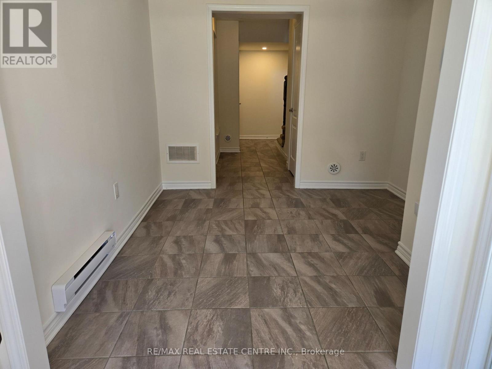1084 Silk Street, Pickering, Ontario, L1X0E8, Pickering, Ontario — photo 4 of 5
