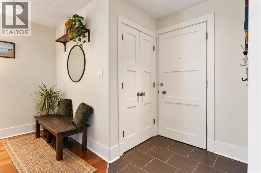 301, 312 Cedar Crescent SW - photo 2