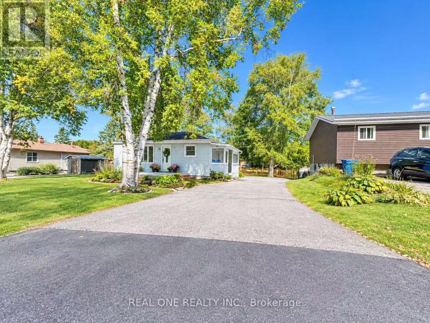 24 MAIN STREET, East Gwillimbury (Mt Albert)
