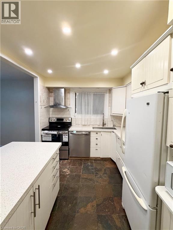 119 INGLESIDE Drive Unit# Upper — photo 2