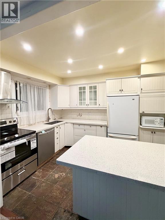 119 INGLESIDE Drive Unit# Upper — photo 3