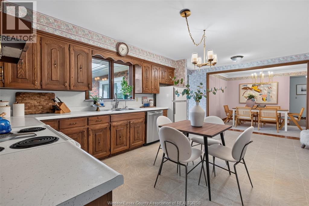 1565 Roxborough - Image 16