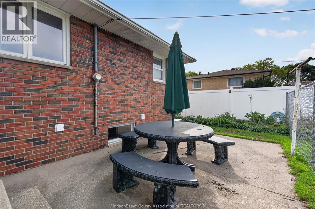 1565 Roxborough - 40