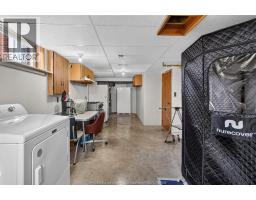 1565 Roxborough, Windsor, ON N9B3H2 Photo 36