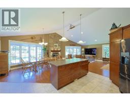 5121 Lakeshore Road, Plympton Wyoming, ON N0N1J6 Photo 36