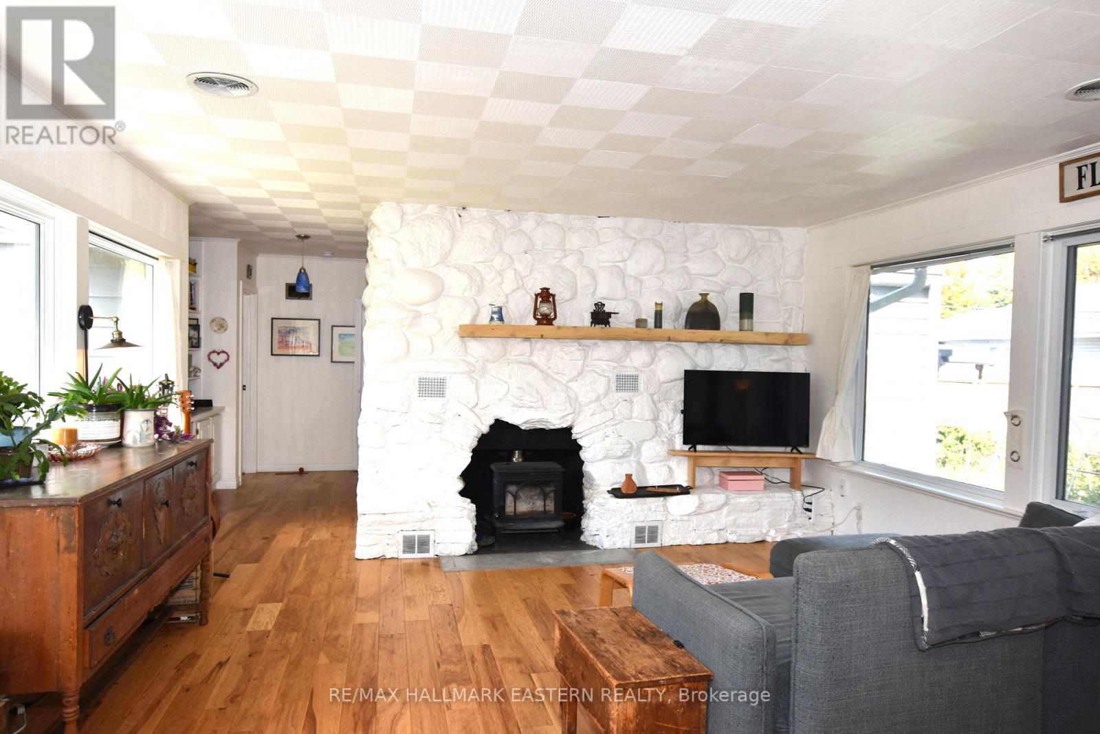 726 FAIRBAIRN STREET - 4