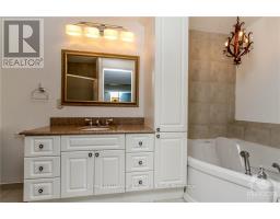 Bathroom - 570 Duff Crescent, Ottawa, ON K1J7C5 Photo 14