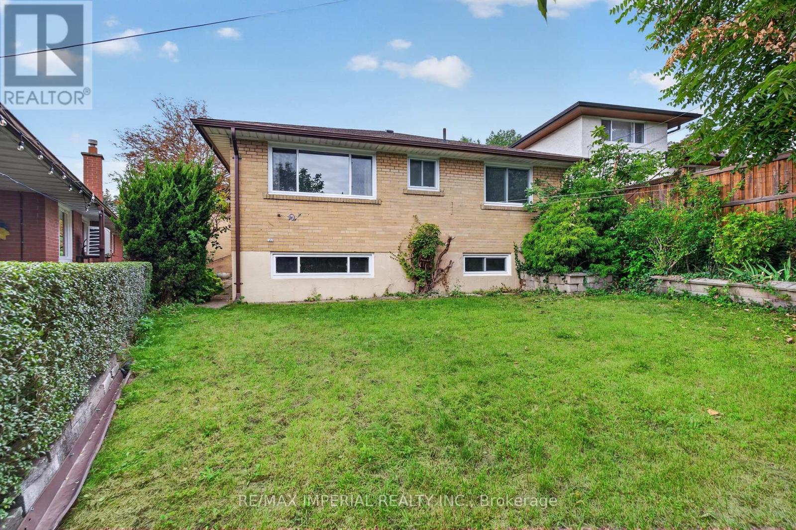 3 MINSTREL DRIVE - 42
