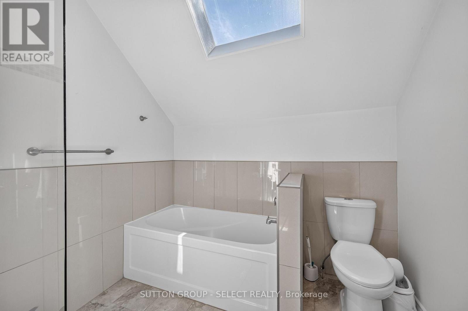 943 COLBORNE STREET - 26