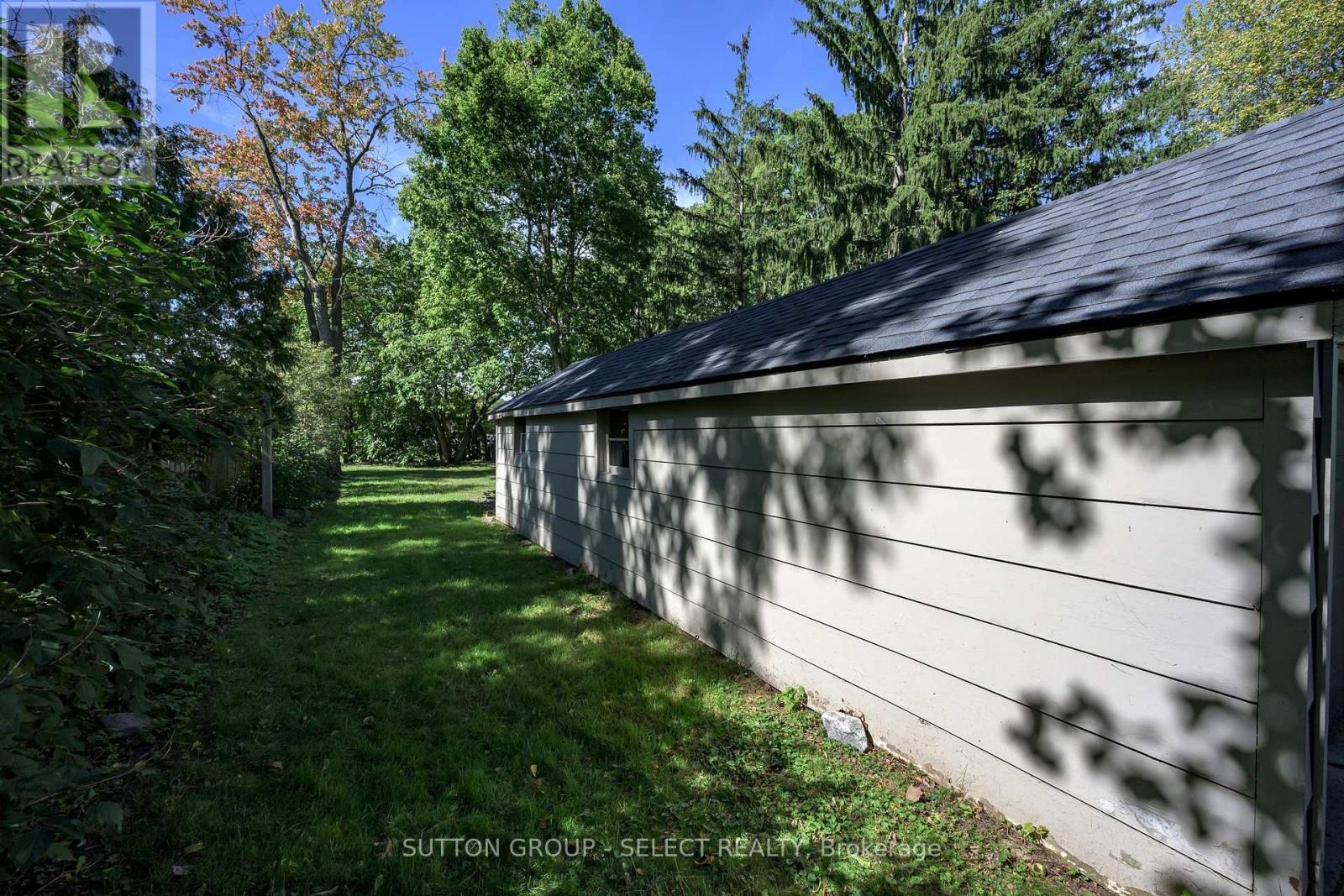 943 COLBORNE STREET - 34